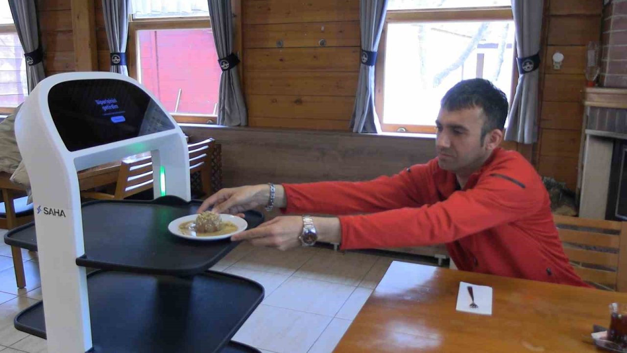 Edirne’de robot garson hizmete başladı, müşteriler memnun