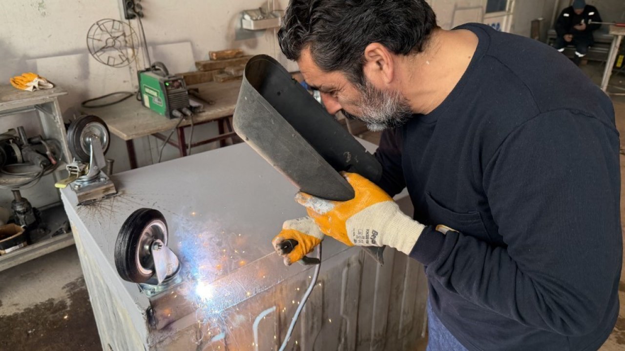 Kartepe’de eskiyen çöp konteynerleri onarılarak yeniden kullanıma sunuluyor