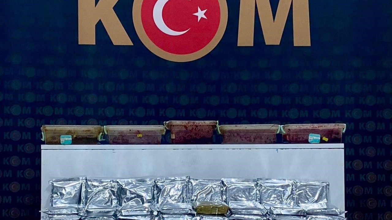 Kars’ta kaçakçılık operasyonu: Binlerce makaron ve kilolarca tütün ele geçirildi