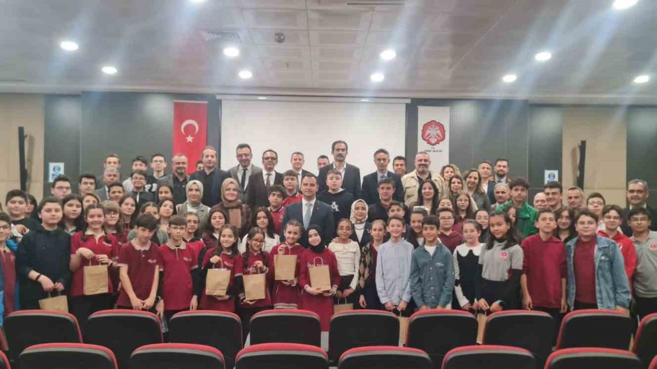 TÜBİTAK başarısı gösteren öğrencilere valilikten hediye