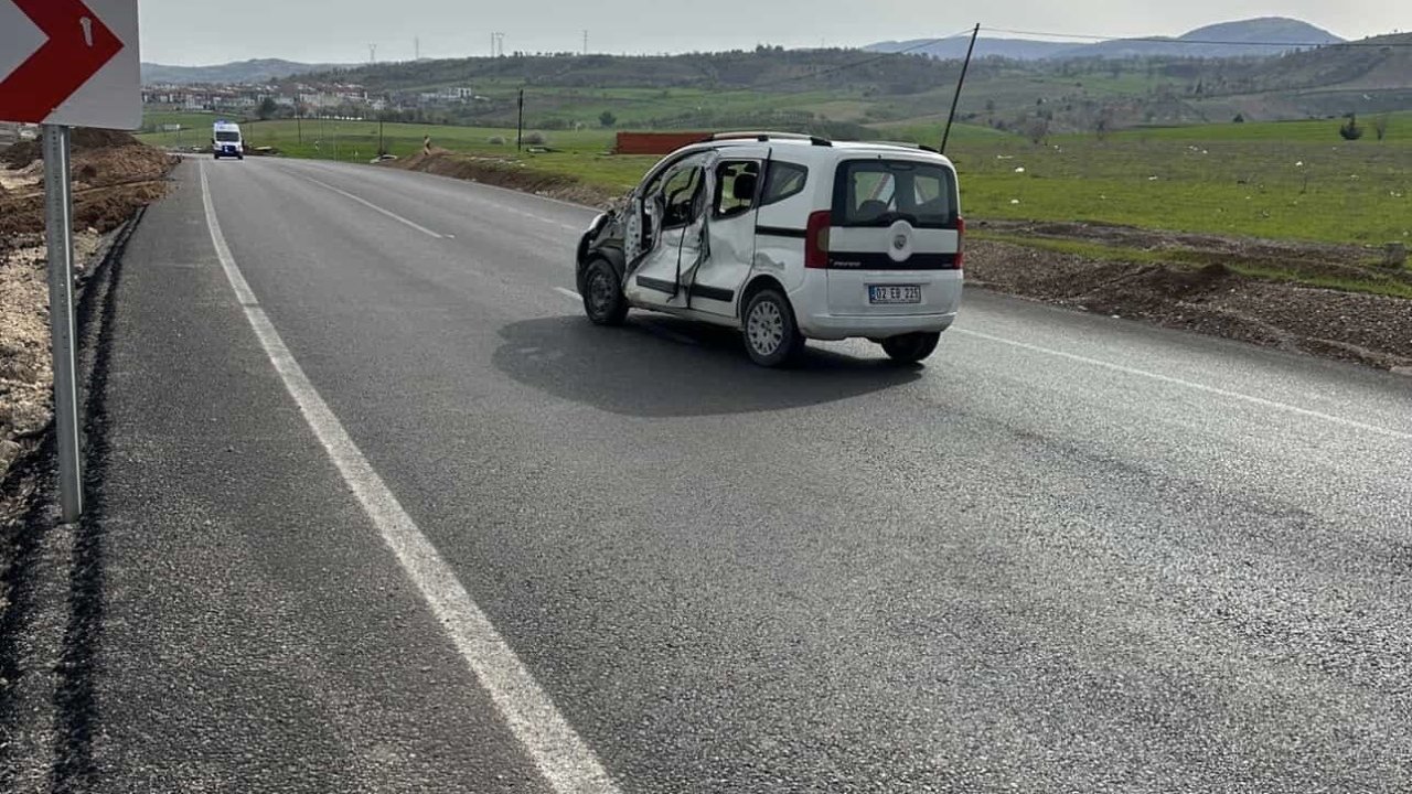 Kontrolden çıkan kamyonet karşı şeride geçerek ticari araçla çarpıştı: 1 yaralı