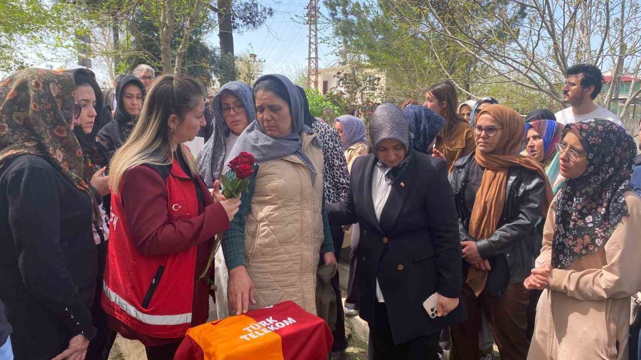 Silahlı saldırıda hayatını kaybeden Adnan’ın mezar taşına çok sevdiği Galatasaray’ın forması bırakıldı