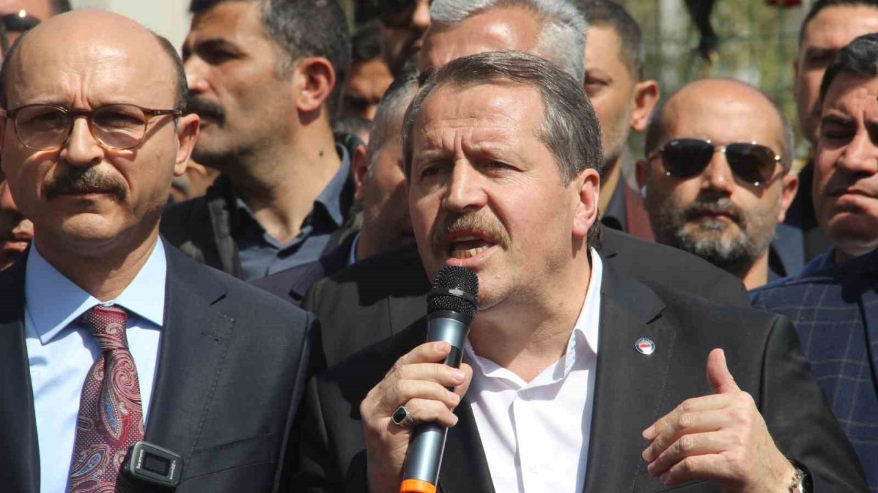 Eğitim-Bir-Sen Genel Başkanı Ali Yalçın’dan saldırının yaşandığı okulun önünde açıklama