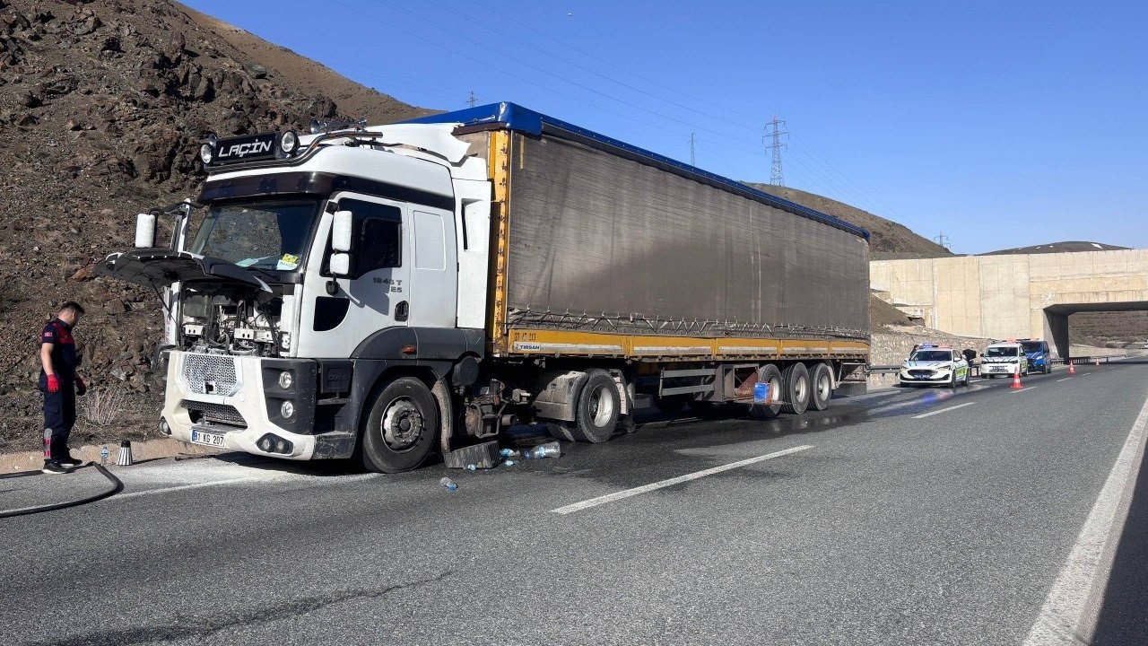Erzincan’da seyir halindeki tırda çıkan yangın söndürüldü
