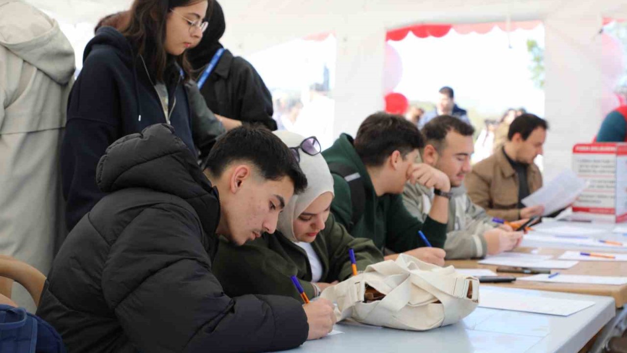 Üniversite öğrencilerinden 3 günde 556 ünite kan toplandı