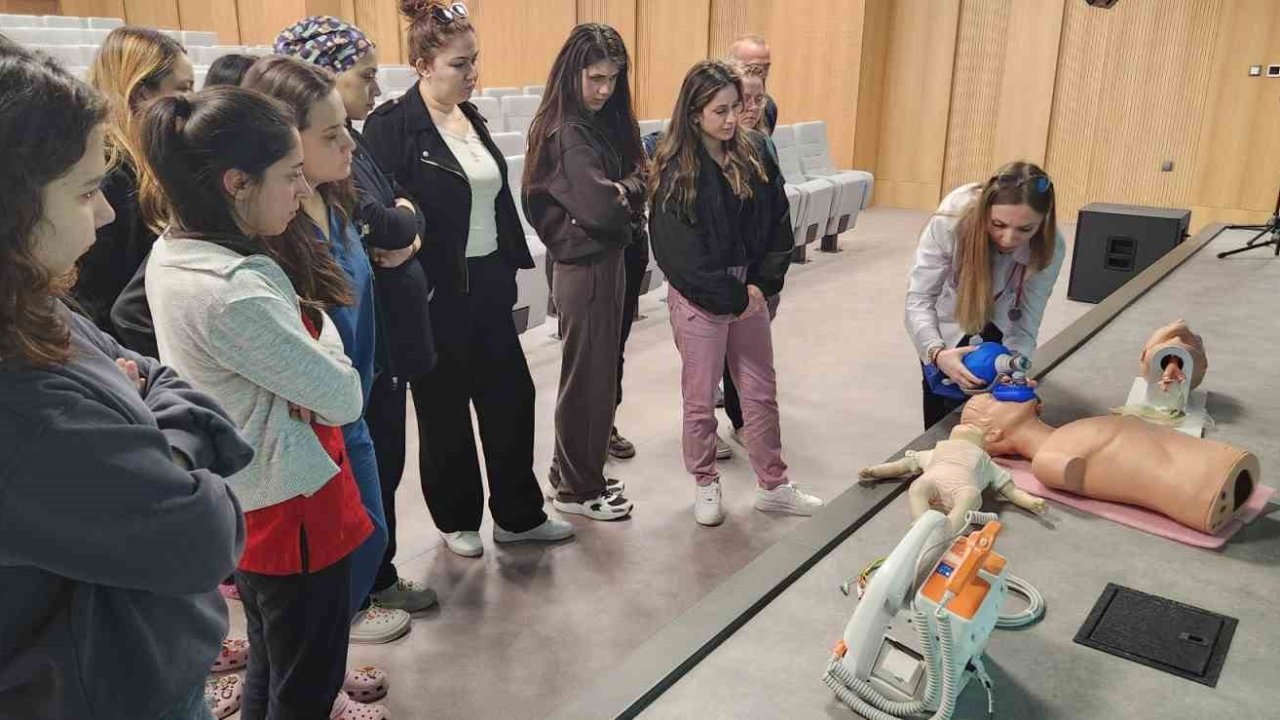 Aydın Şehir Hastanesi’nde çocuk acil ekiplerine kritik eğitim