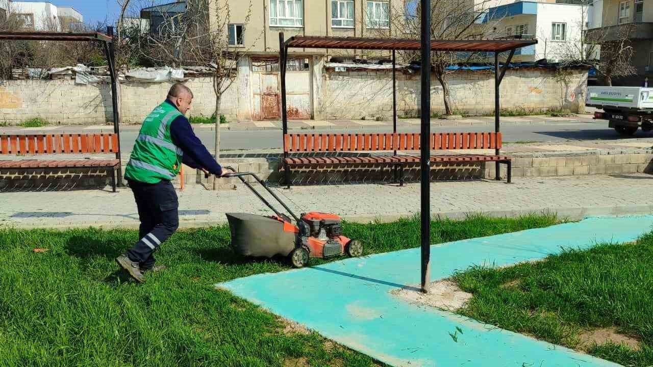 Kahta Belediyesi’nden park ve yeşil alanlarda yoğun yaz mesaisi