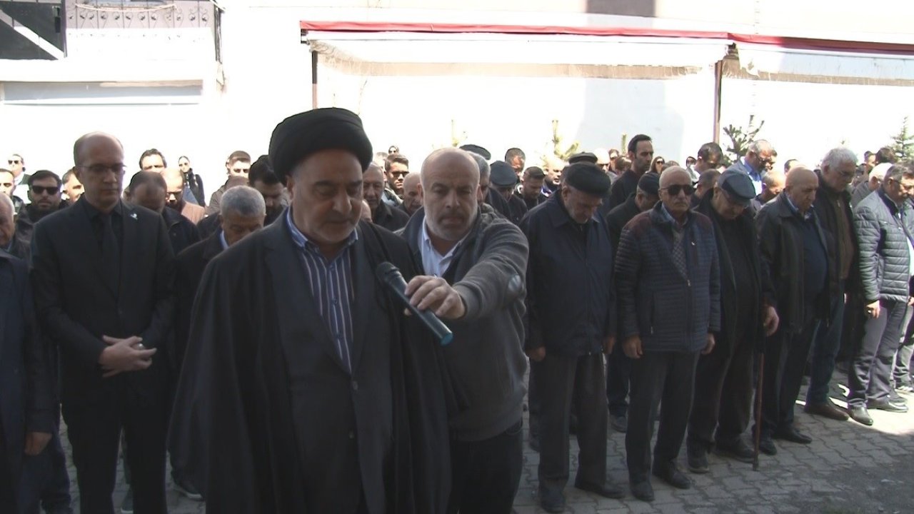 Kars’ta Kahramanmaraş’taki okul saldırısının acısı paylaşıldı: Gıyabi cenaze namazı ve anlamlı yürüyüş