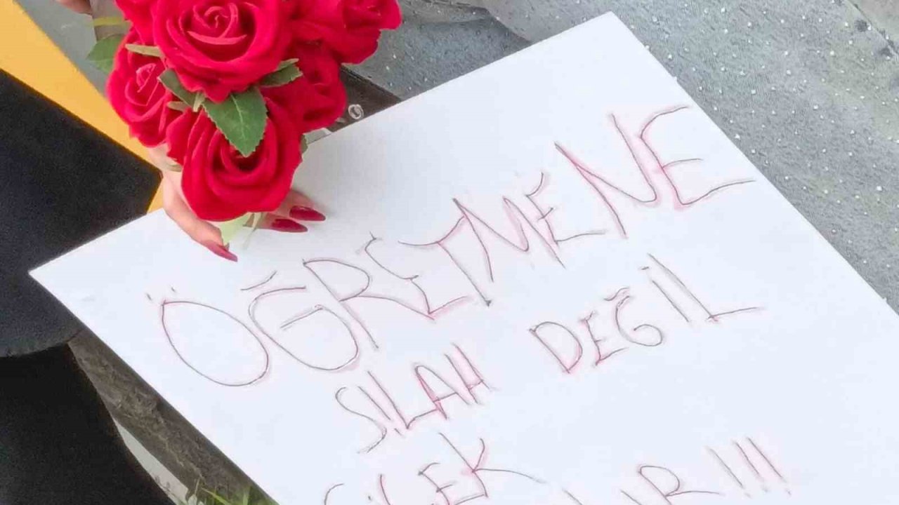 Öğretmen ve öğrenciler çiçeklerle karşılandı