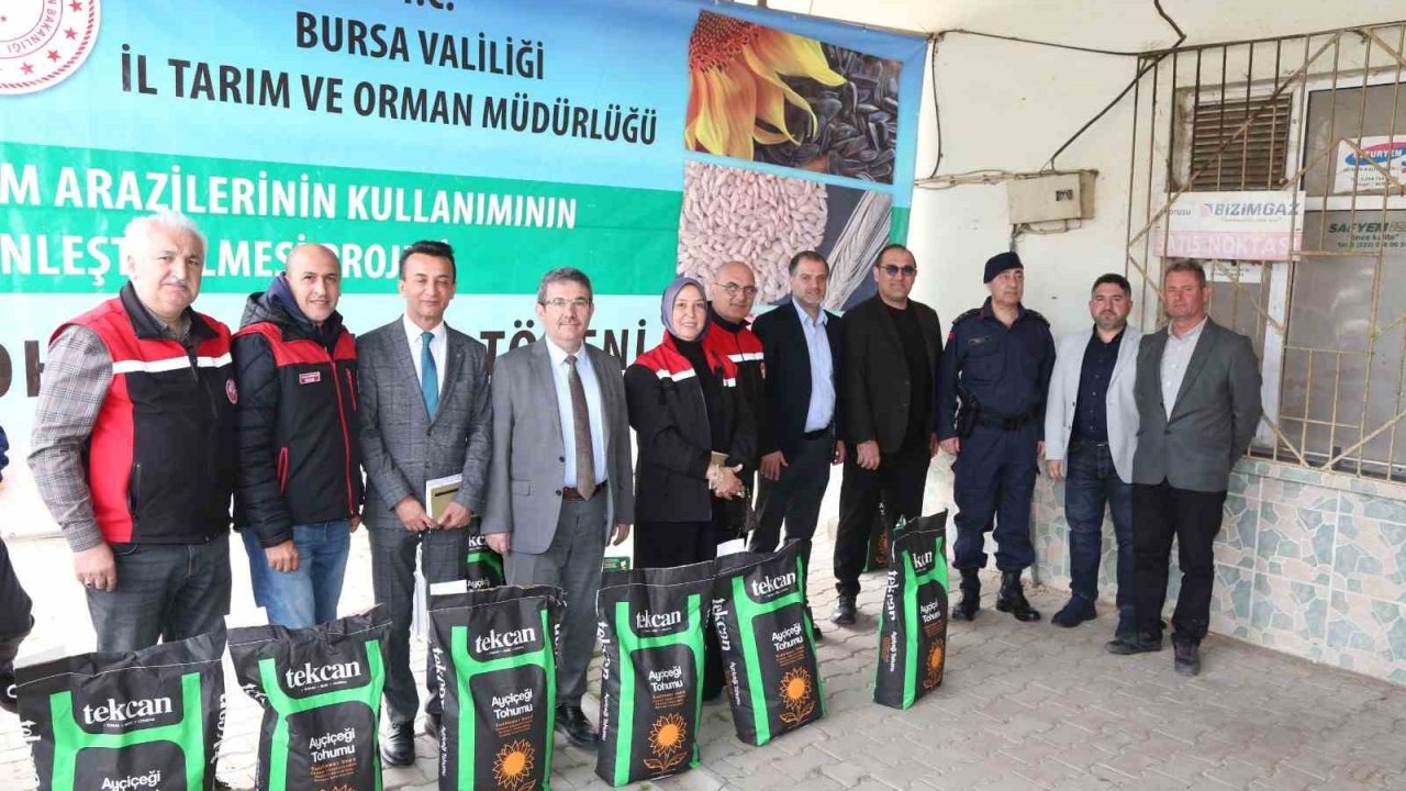 Mudanya Çayönü Mahallesi’nde yağlık ay çiçek tohumu dağıtımı yapıldı