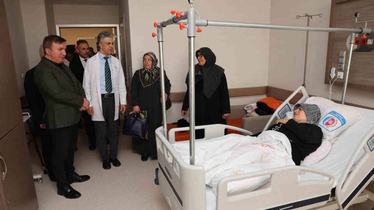 Vali Aydoğdu, hastaların durumu hakkında bilgi aldı
