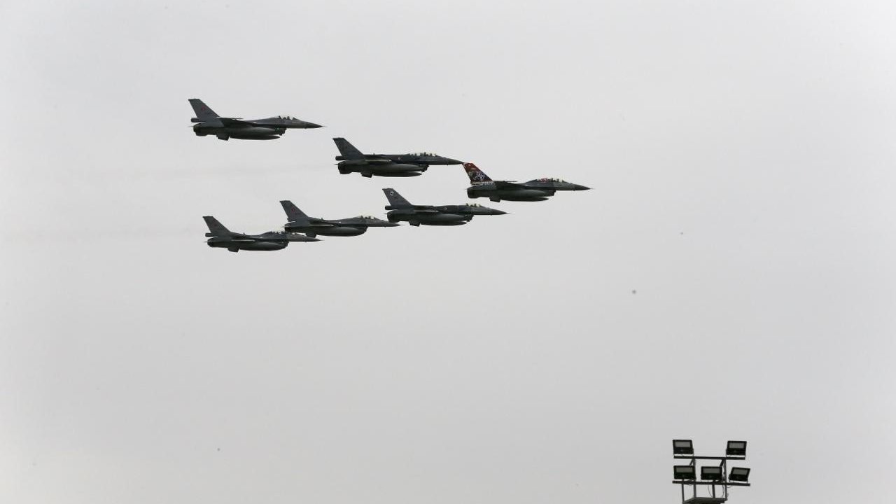 Konya’da SOLOTÜRK ve Türk Yıldızları’ndan öğrencilere 23 Nisan gösterisi