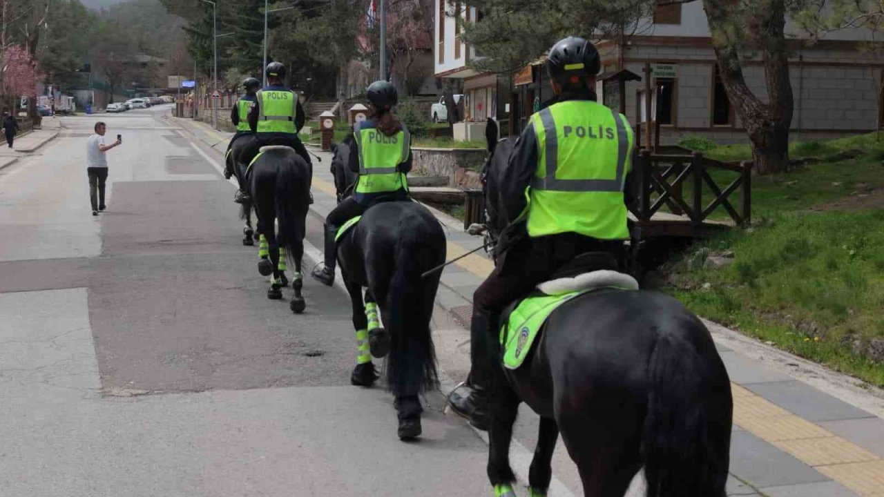 Atlı Polis ekiplerine Kızılcahamam’da yoğun ilgi