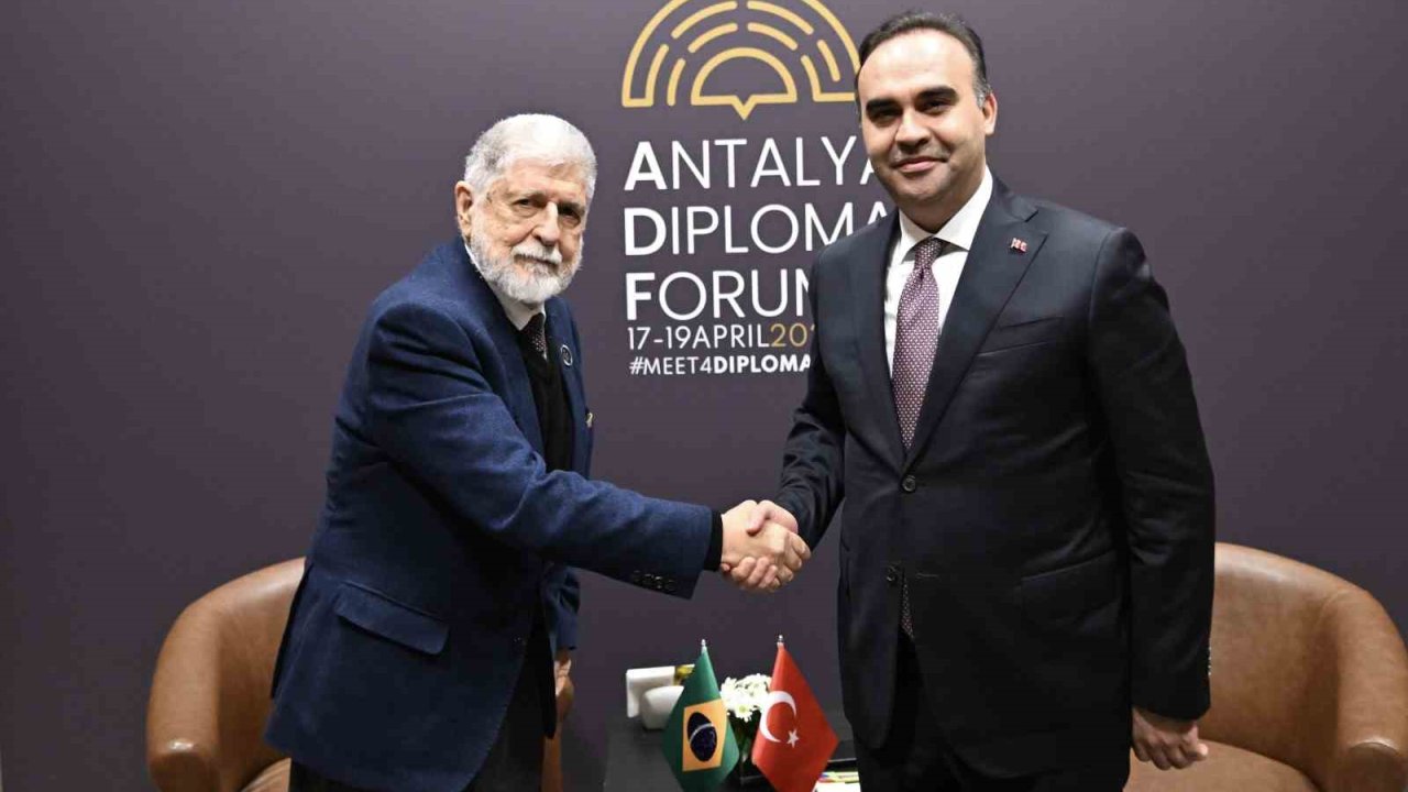Bakan Kacır, 5. Antalya Diploması Forumu’nda çeşitli ülkelerden üst düzey isimlerle bir araya geldi