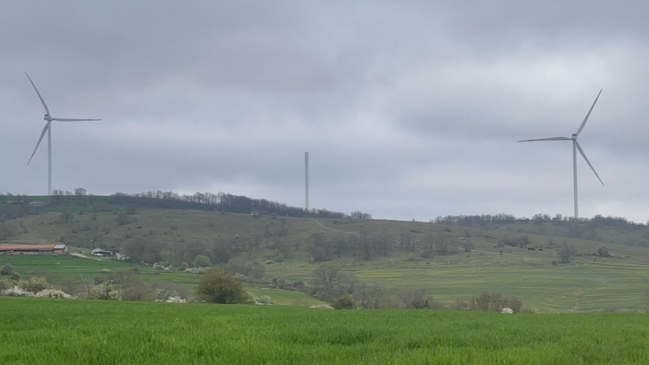 Sınır hattında rüzgar türbini parçalandı: Şiddetli rüzgar köyde paniğe yol açtı