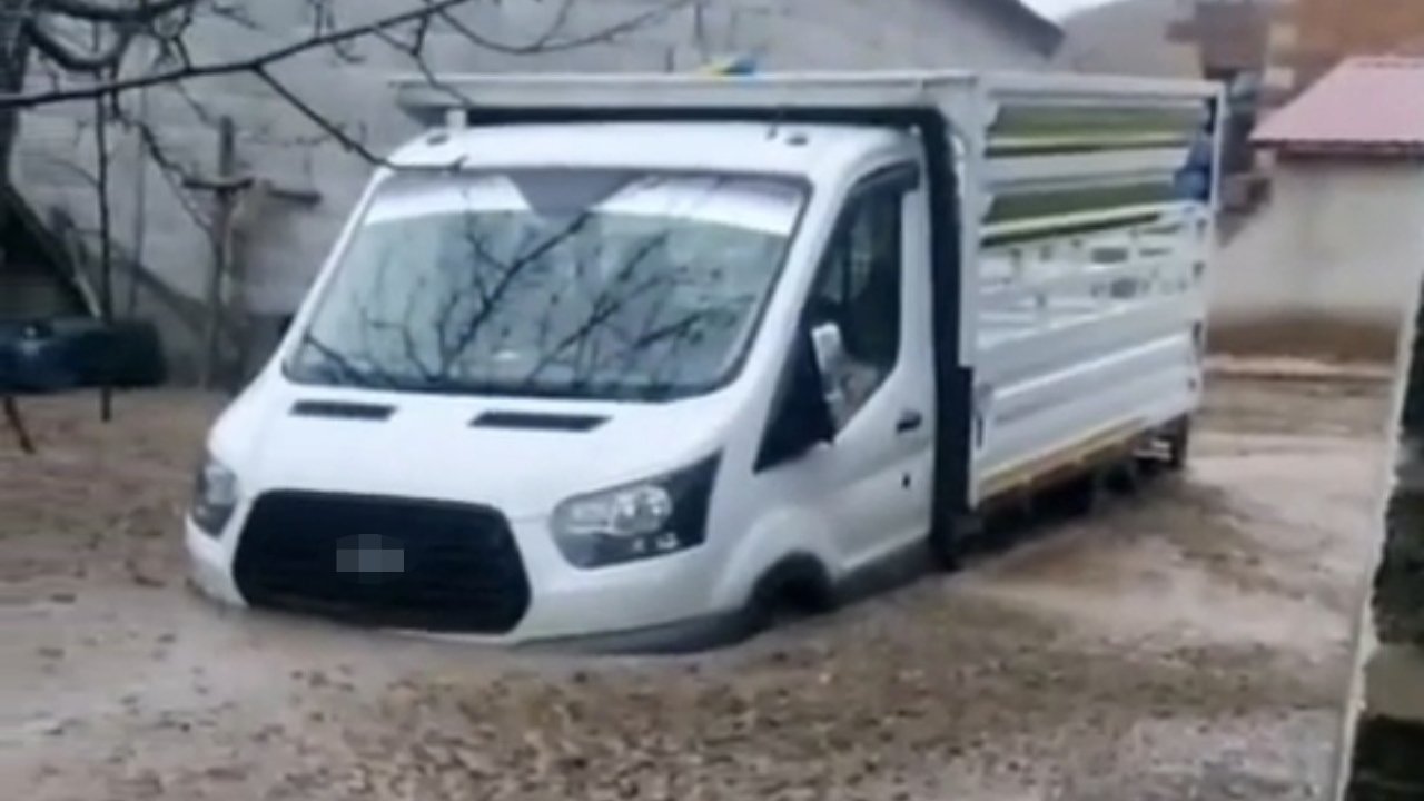 Tatvan’da sel felaketi: Araçlar ve hayvanlar mahsur kaldı