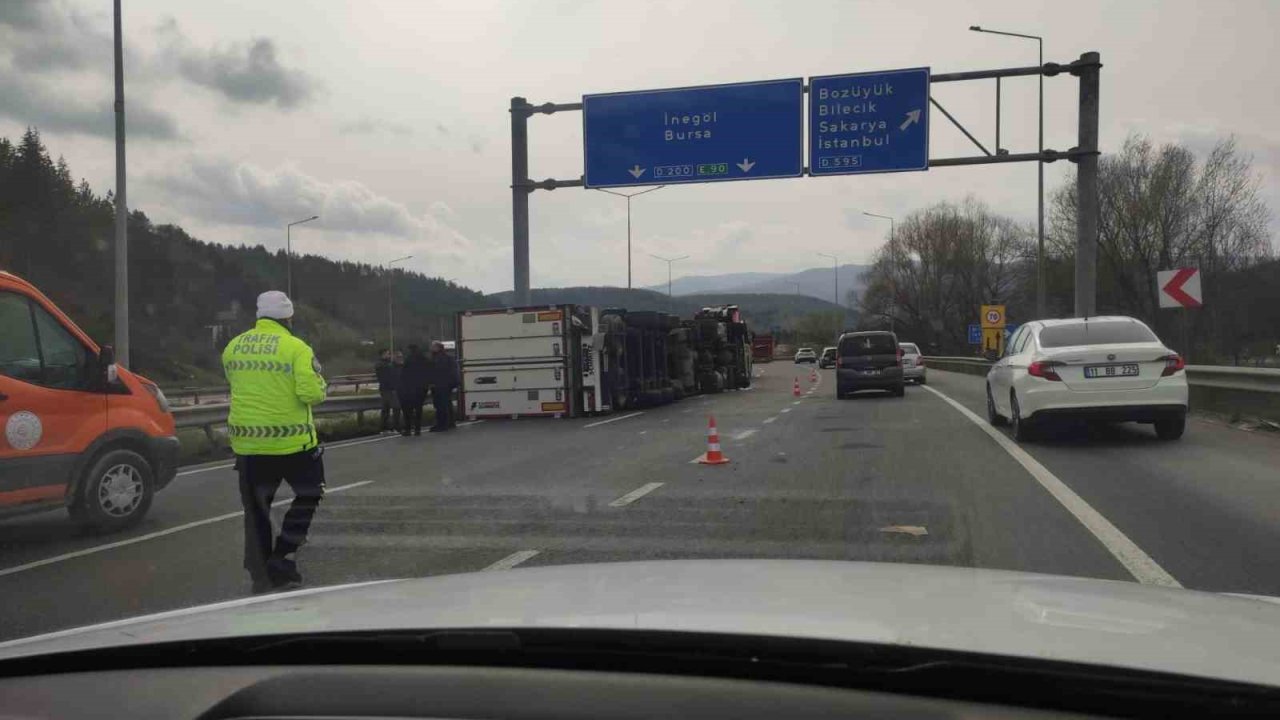 Bilecik’te kontrolden çıkan tır devrildi