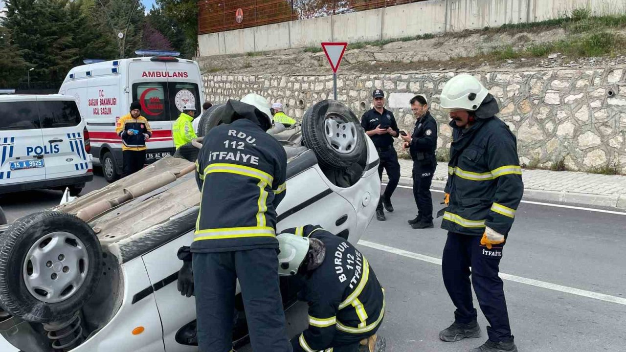 Takla atan otomobildeki 2 kişi yaralandı