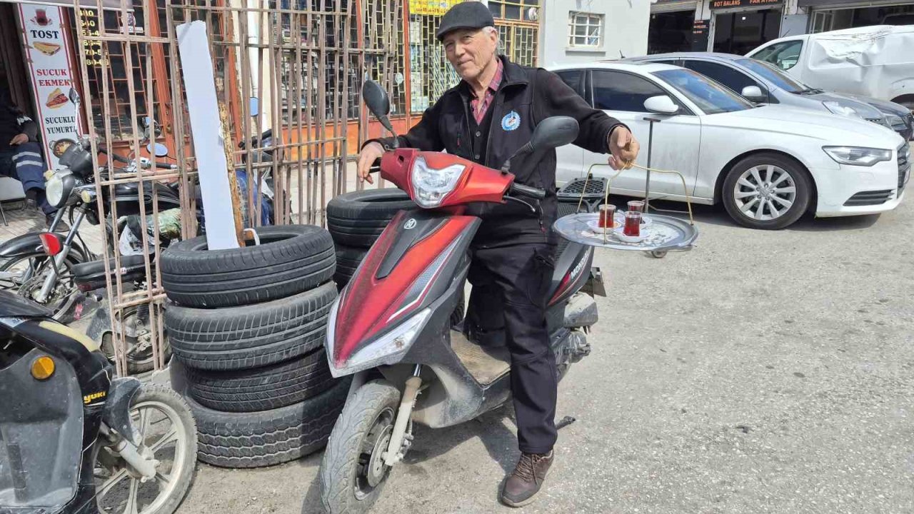 Eskişehir’de 44 senedir çaycı olan esnafın ilginç çalışma yöntemi