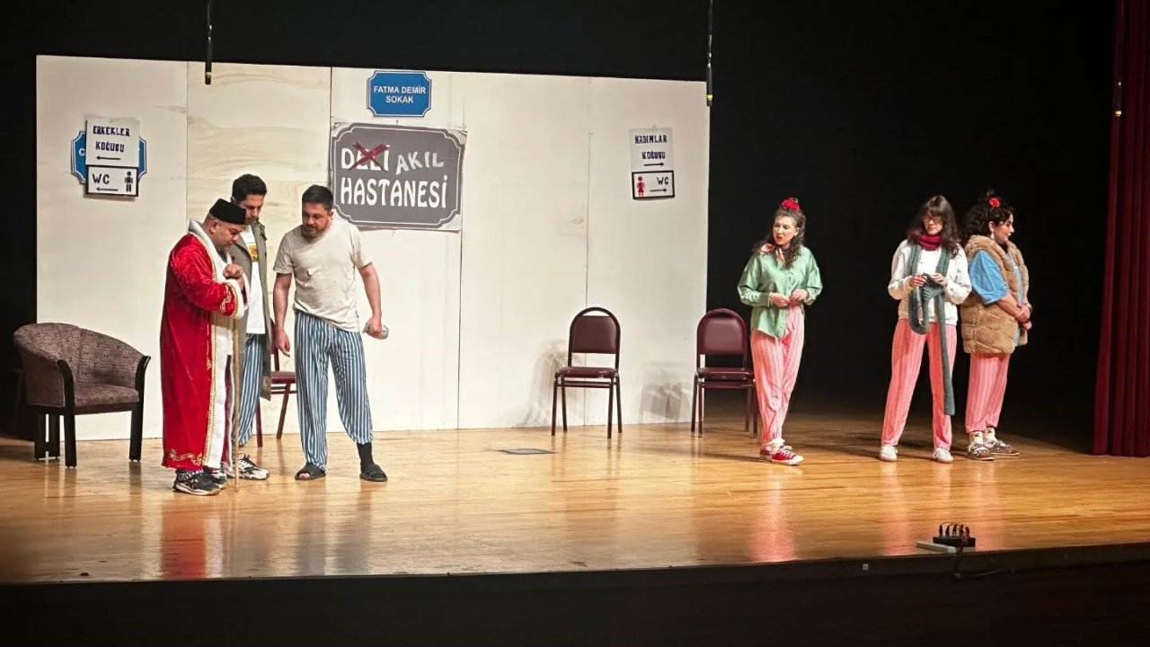 Kütahya’da "Keçileri Kaçırıyorum" oyunu tiyatroseverlerle buluştu