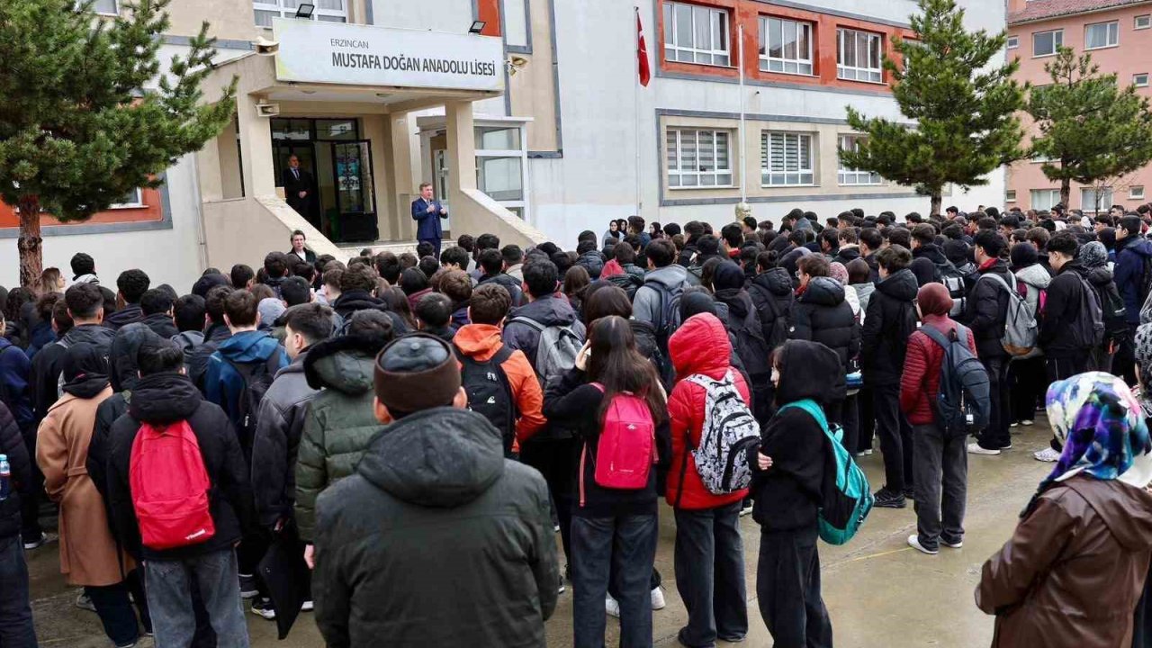 Mustafa Doğan Anadolu Lisesi’nde şehitler için saygı programı