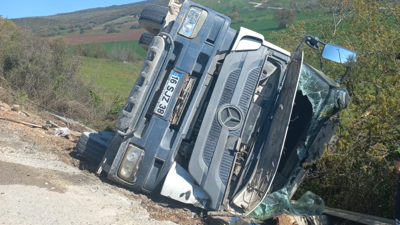 Beton mikseri şarampole yuvarlandı