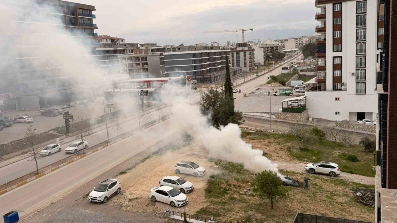 Vatandaşın yaktığı atık yangınını itfaiye ekipleri söndürdü