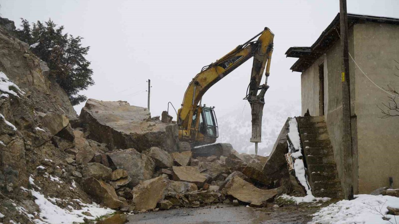 Gümüşhane’de dağdan kopan dev kayalar ahıra düştü, 3 ev boşaltıldı