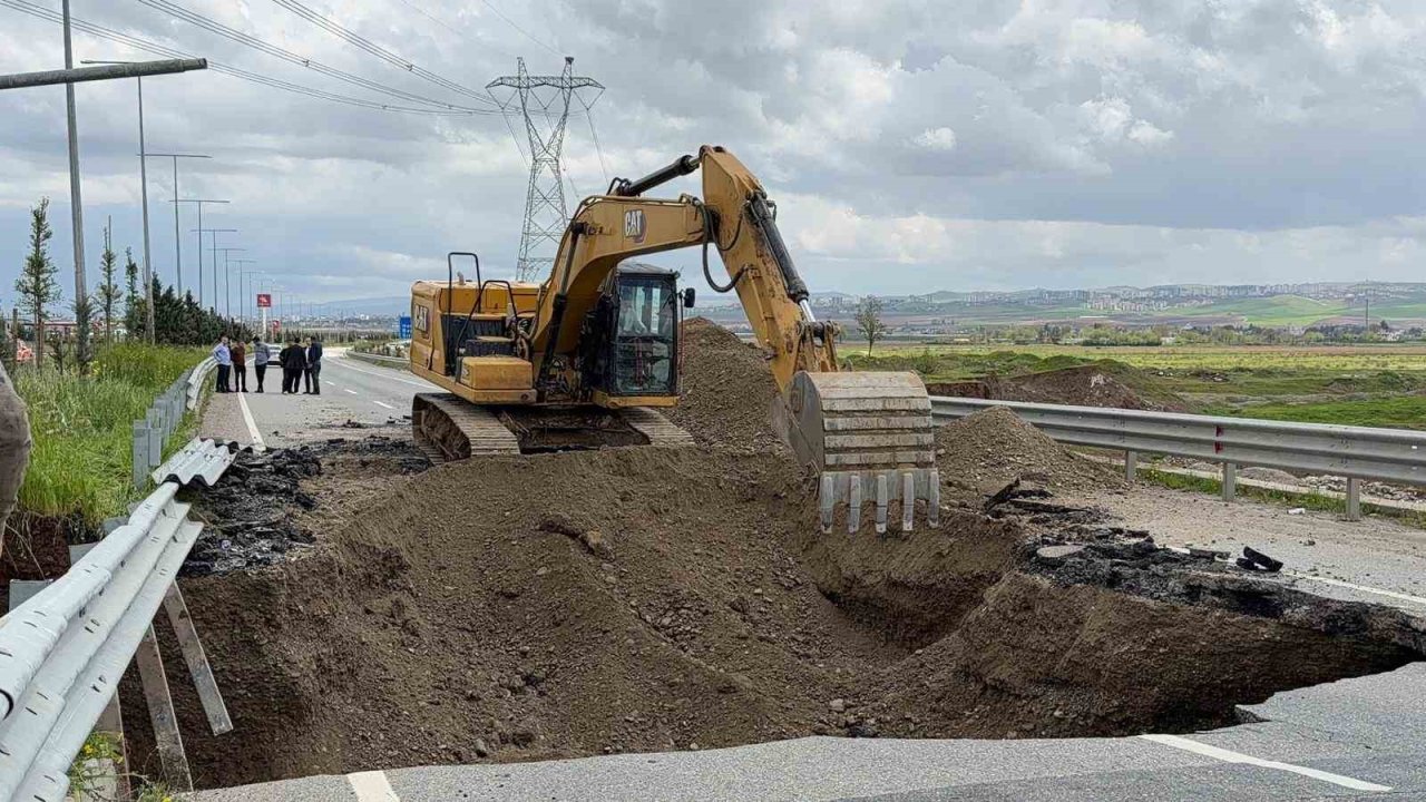 Batman’da sağanak yağış nedeniyle yol çöktü, Güney Çevre Yolu ulaşıma kapatıldı