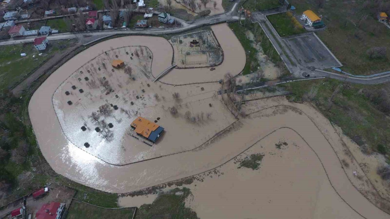 Malazgirt’te sağanak yağış su baskınlarına yol açtı