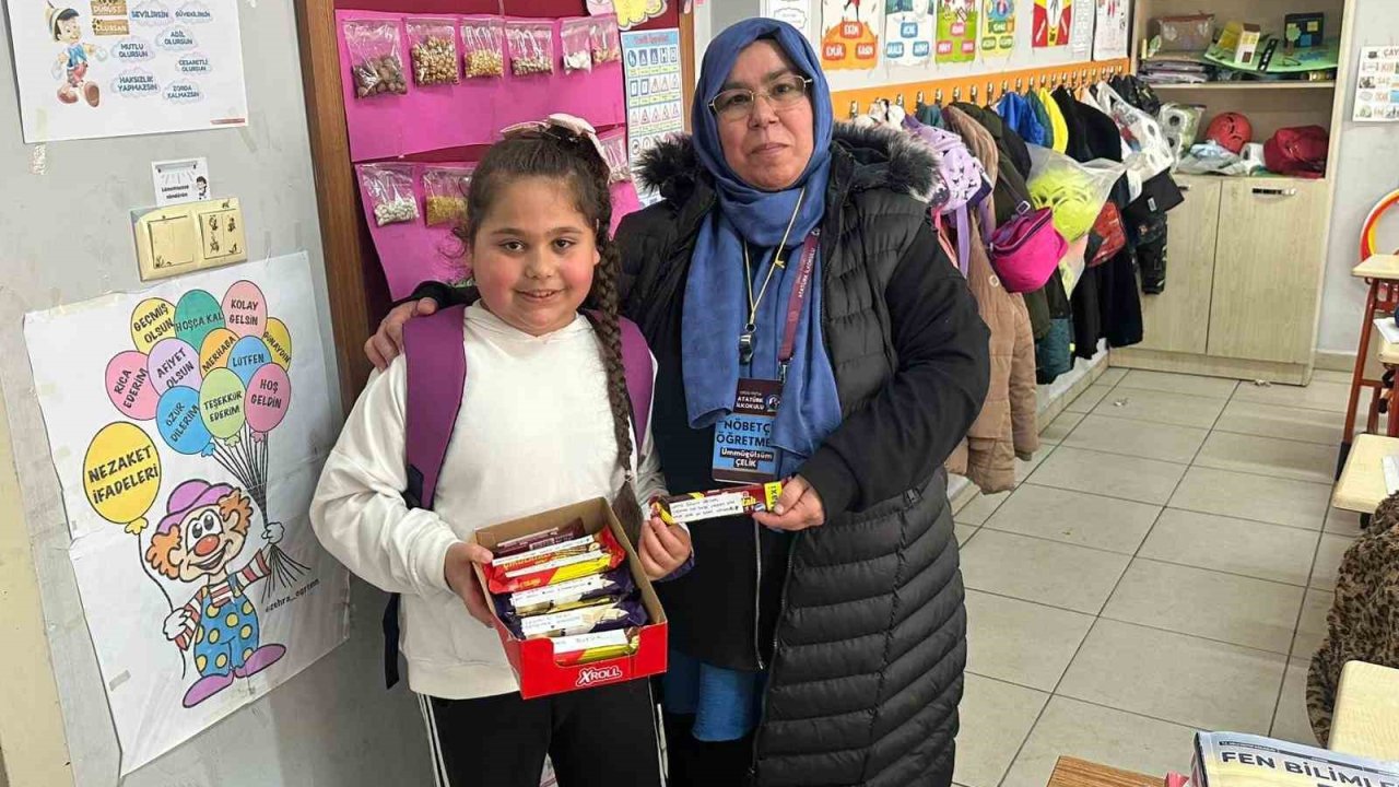 Küçük Aysima’dan öğretmenlerine duygulandıran sürpriz