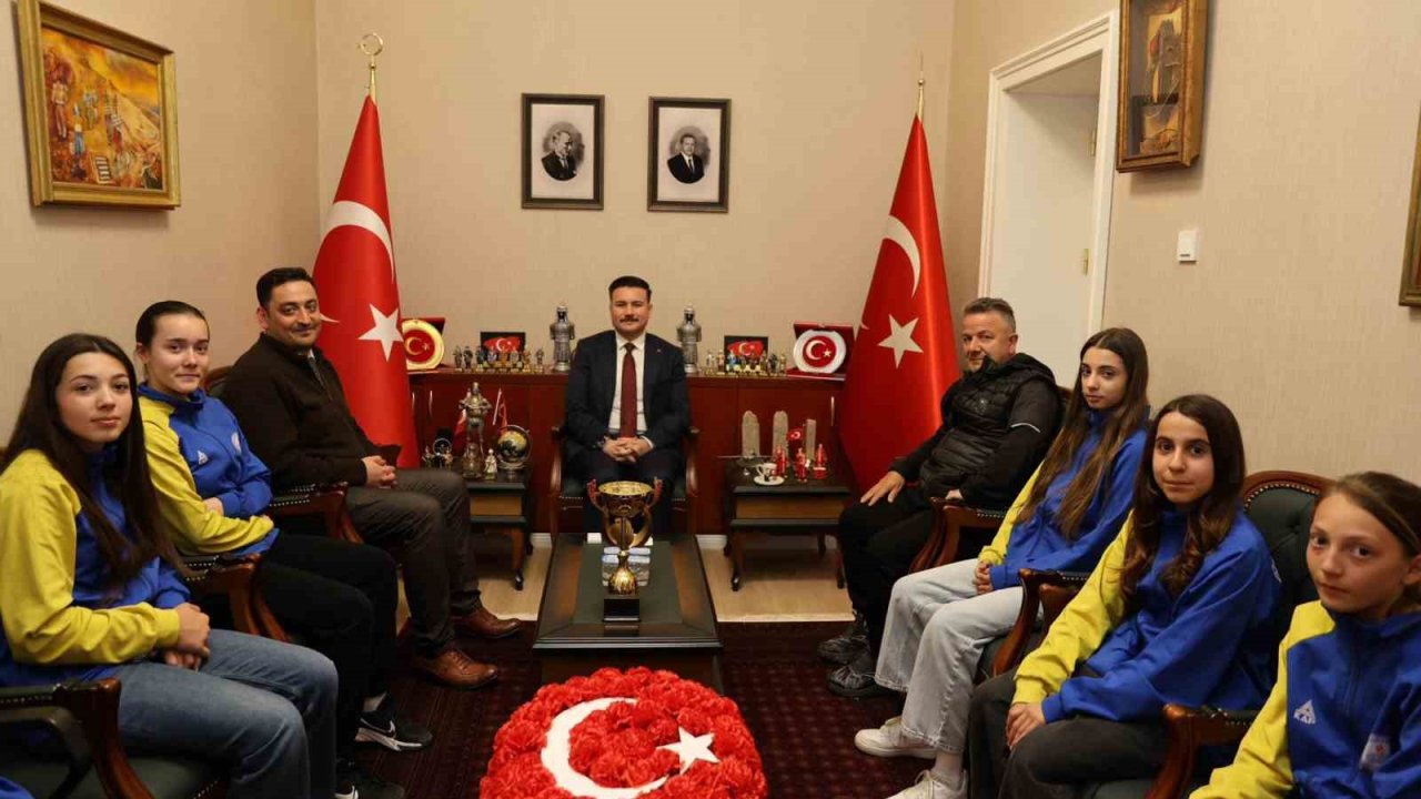Gökçeada’nın şampiyon kızları kaymakamlık makamında ağırlandı