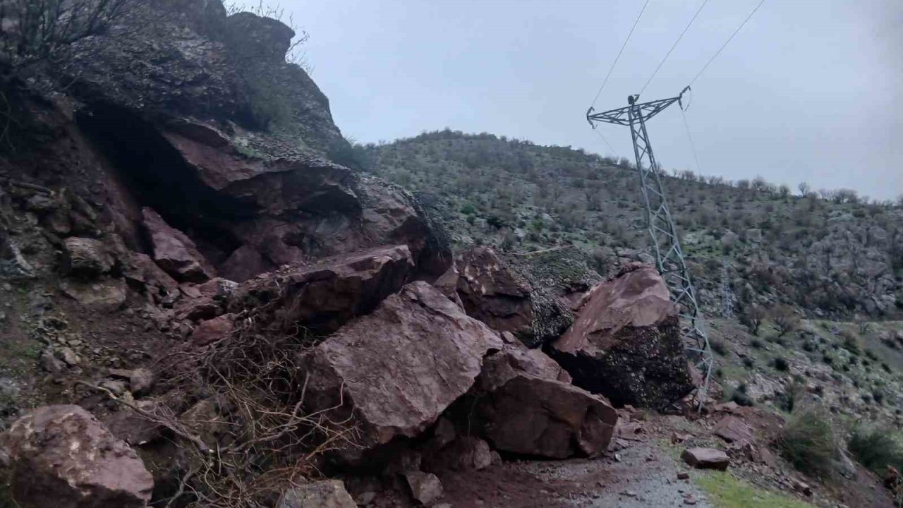 Batman’da dağdan kopan dev kayalar 10’dan fazla yolu ulaşıma kapattı