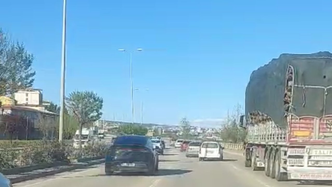 Trafikte defalarca şerit değiştirerek makas attı
