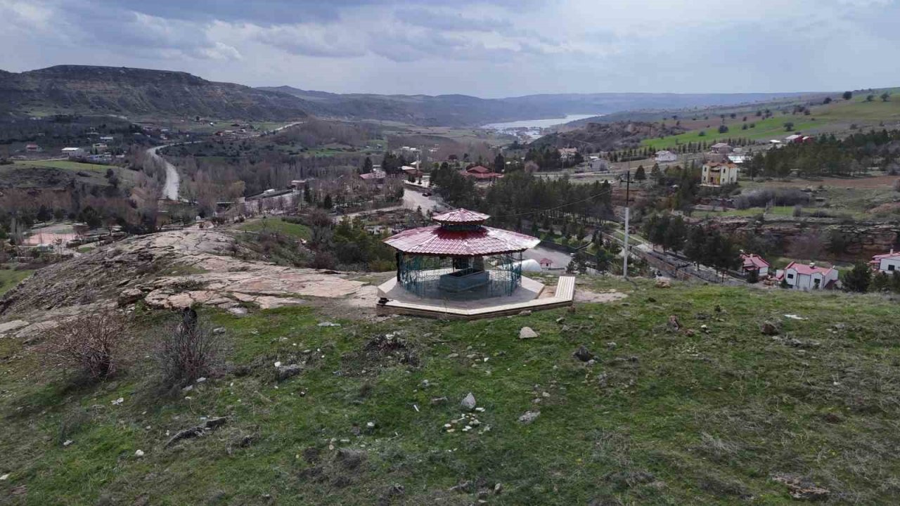 Hakim tepedeki türbesinde ziyaretçilerini ağırlıyor