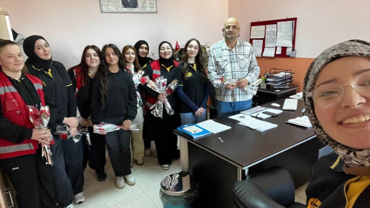 Sinop’ta öğrencilerden öğretmenlere çiçek