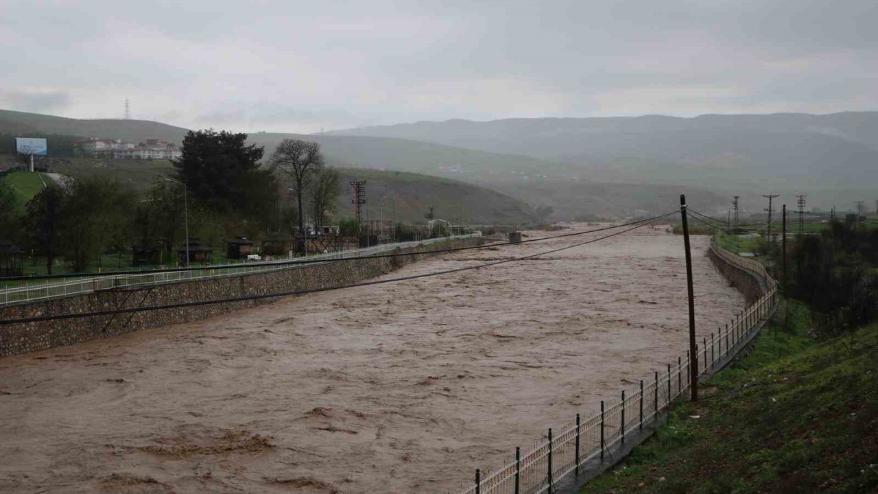 Siirt’te sel bilançosu: 200 dekarlık alanda toprak kayması yaşandı, 400 e yakın hayvan telef oldu