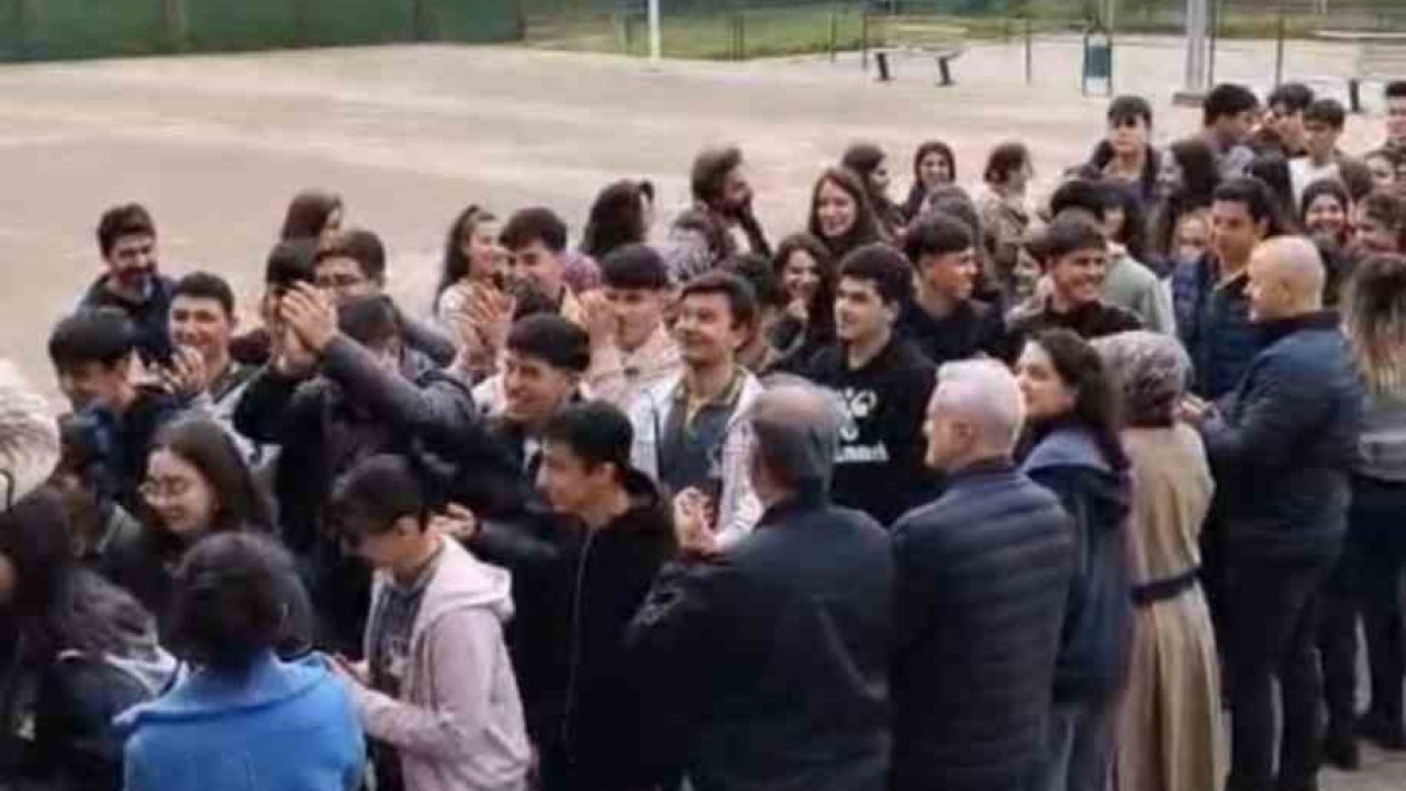 Diyarbakır’da öğrenciler, öğretmenlerini çiçeklerle karşılayıp sarıldı