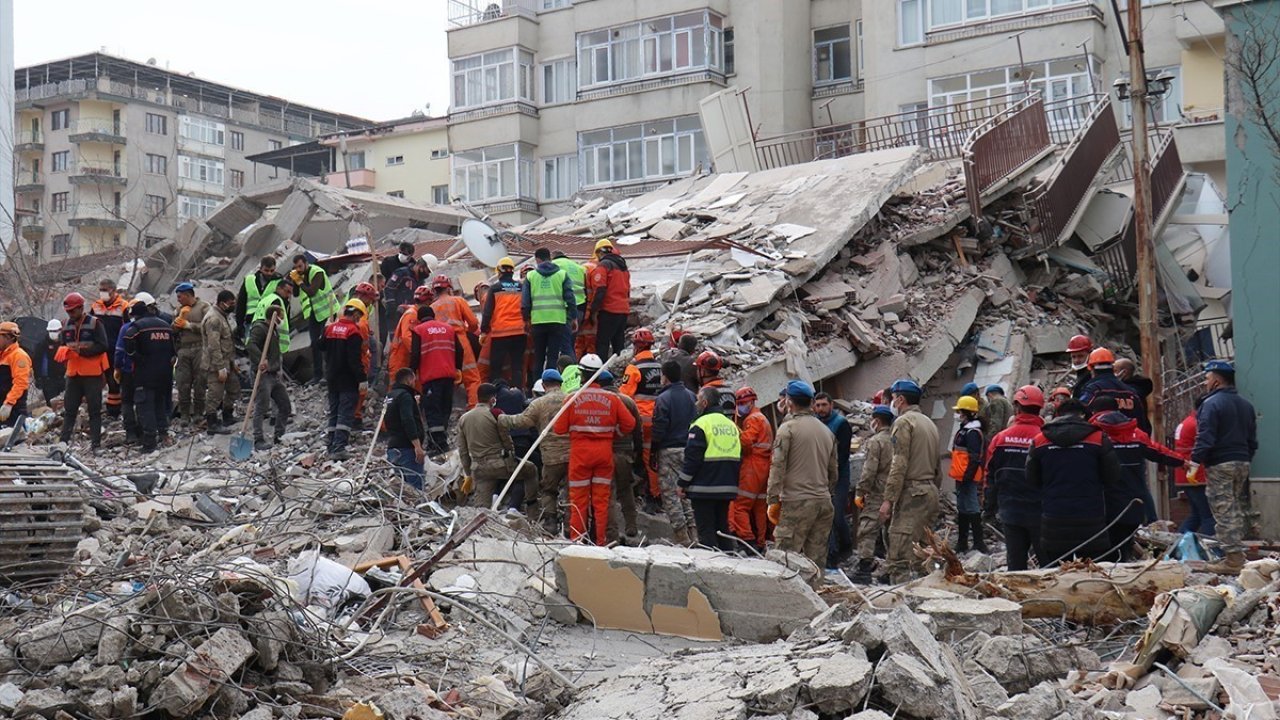 Depremde 3 kişinin öldüğü Nusret Bey Apartmanı davasında iki kamu görevlisine hapis cezası