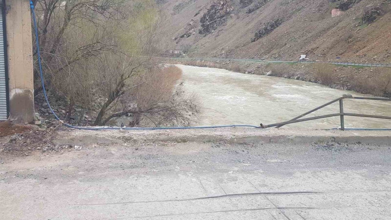 Taşbaşı Köprüsü hasar gördü