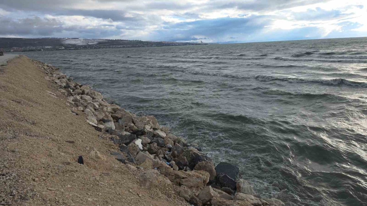 Van YYÜ Su Ürünleri Fakültesi Dr. Öğretim Üyesi Mustafa Akkuş: "Bu yıl yüzleri güldürecek bir tablo mevcut"