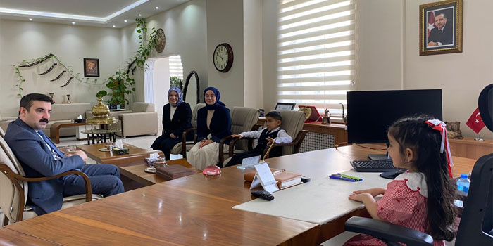 Arpaçay’da 23 Nisan coşkusu çocuklar makam koltuğuna oturdu.