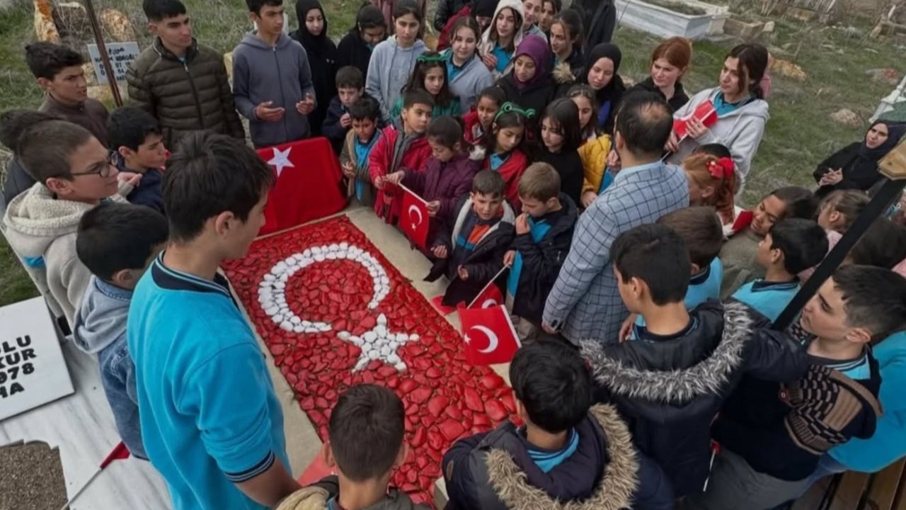 Şehit Mete Okur adını taşıyan okulun öğrencileri tarafından mezarı başında anıldı