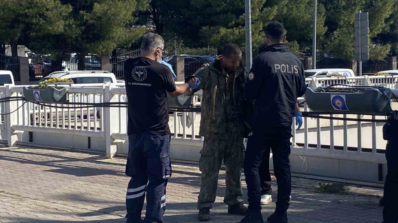 Antalya’da alt geçit demirlerine çıkan genci polis ikna edip indirdi