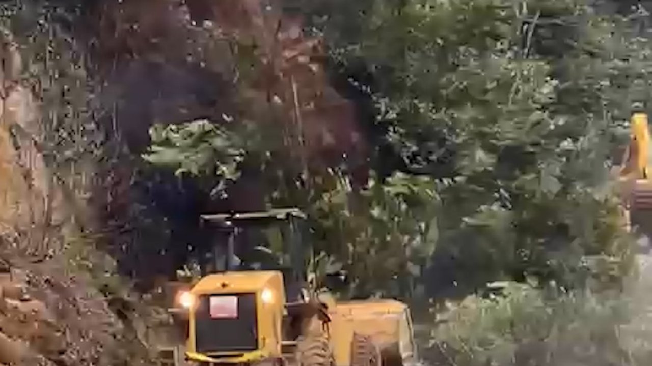 Rize’de heyelanı temizleyen iş makinesi 2. heyelandan son anda kurtuldu