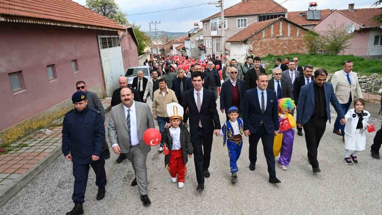 İlçede 23 Nisan öncesi coşkusu yürüyüşle taçlandı