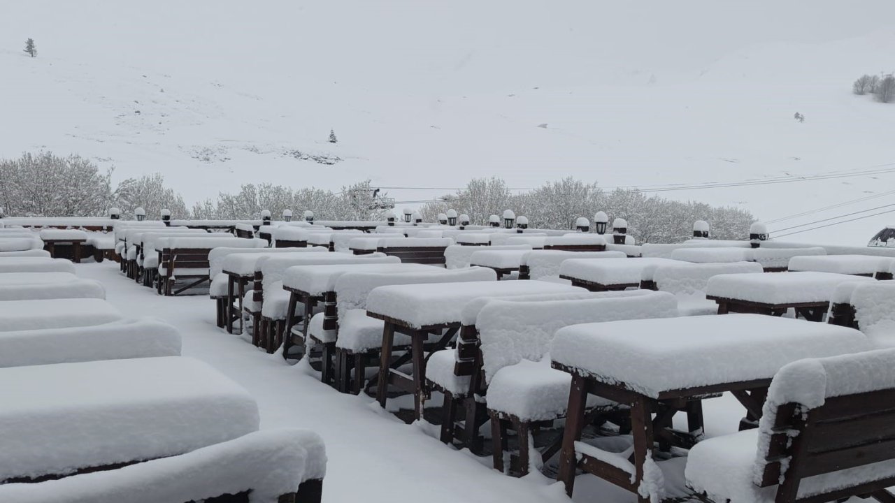 Nisan sonunda Uludağ’da kış geri döndü