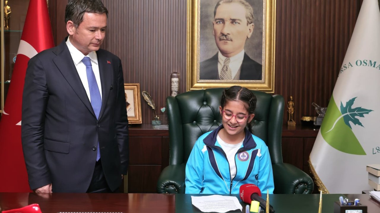 Başkan Aydın koltuğu çocuklara bıraktı