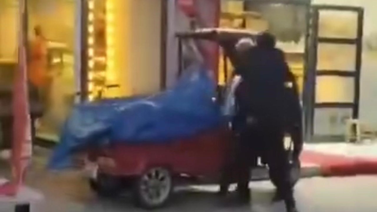 Diyarbakır’da çevredekileri rahatsız eden şahıs kamerada