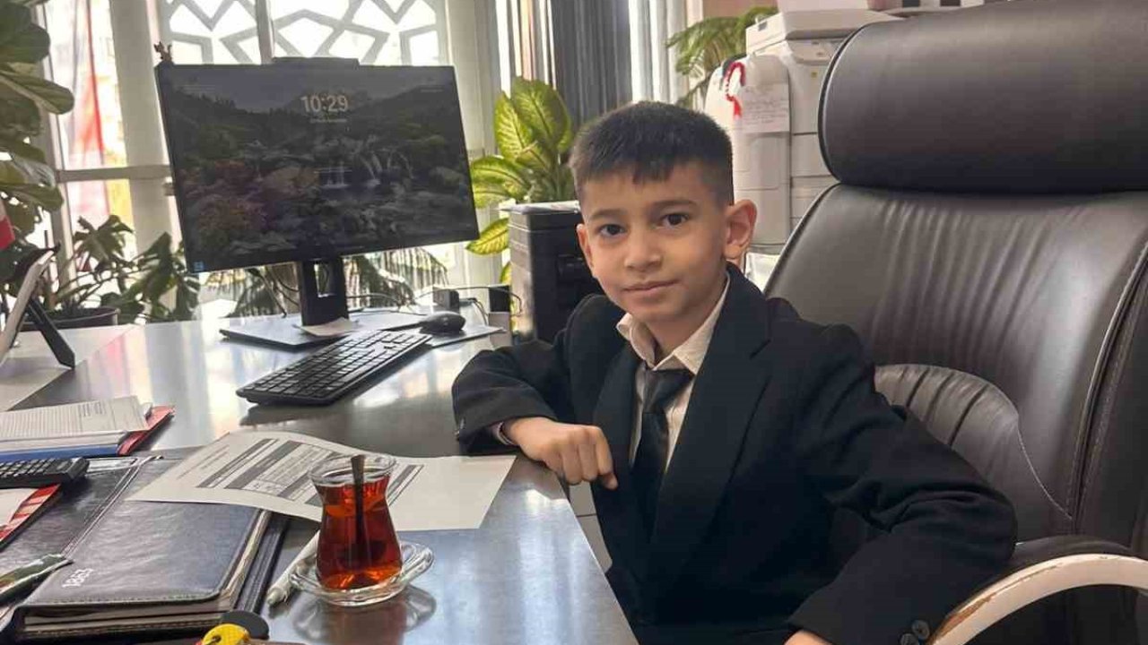 Müdür koltuğuna oturan küçük çocuk ilk talimatıyla arkadaşlarını sevindirdi